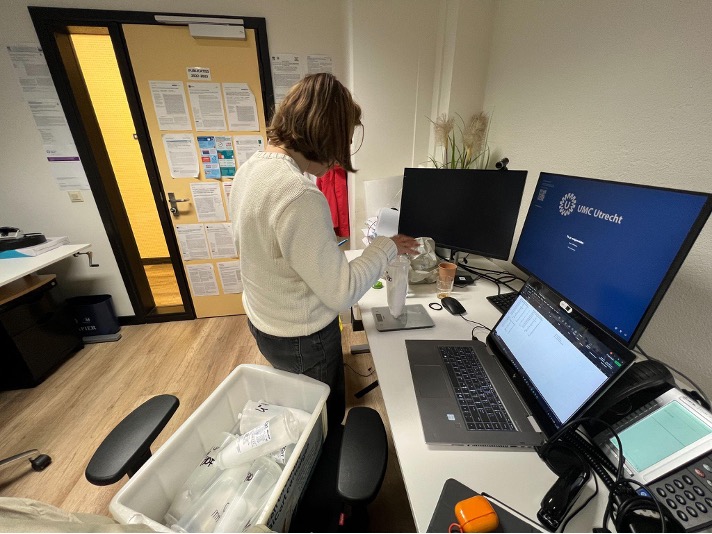 Weighing of the bicarbonate cartridges in a dialysis center at UMC Utrecht